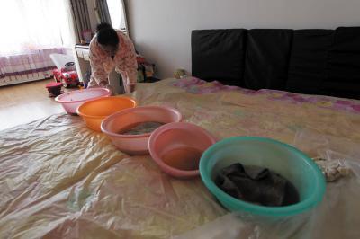 松潘楼上漏水，住户失联，小区没物管，业主维权难！律师来支招……